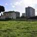 Attrae la nostra attenzione una casettina di campagna, in realt l'unico ex casello ferrroviario rimasto a Bari. E isolata e si trova allombra di un grande albero, visivamente in contrasto con gli alti palazzi della zona nuova di Poggiofranco che si stagliano allorizzonte
